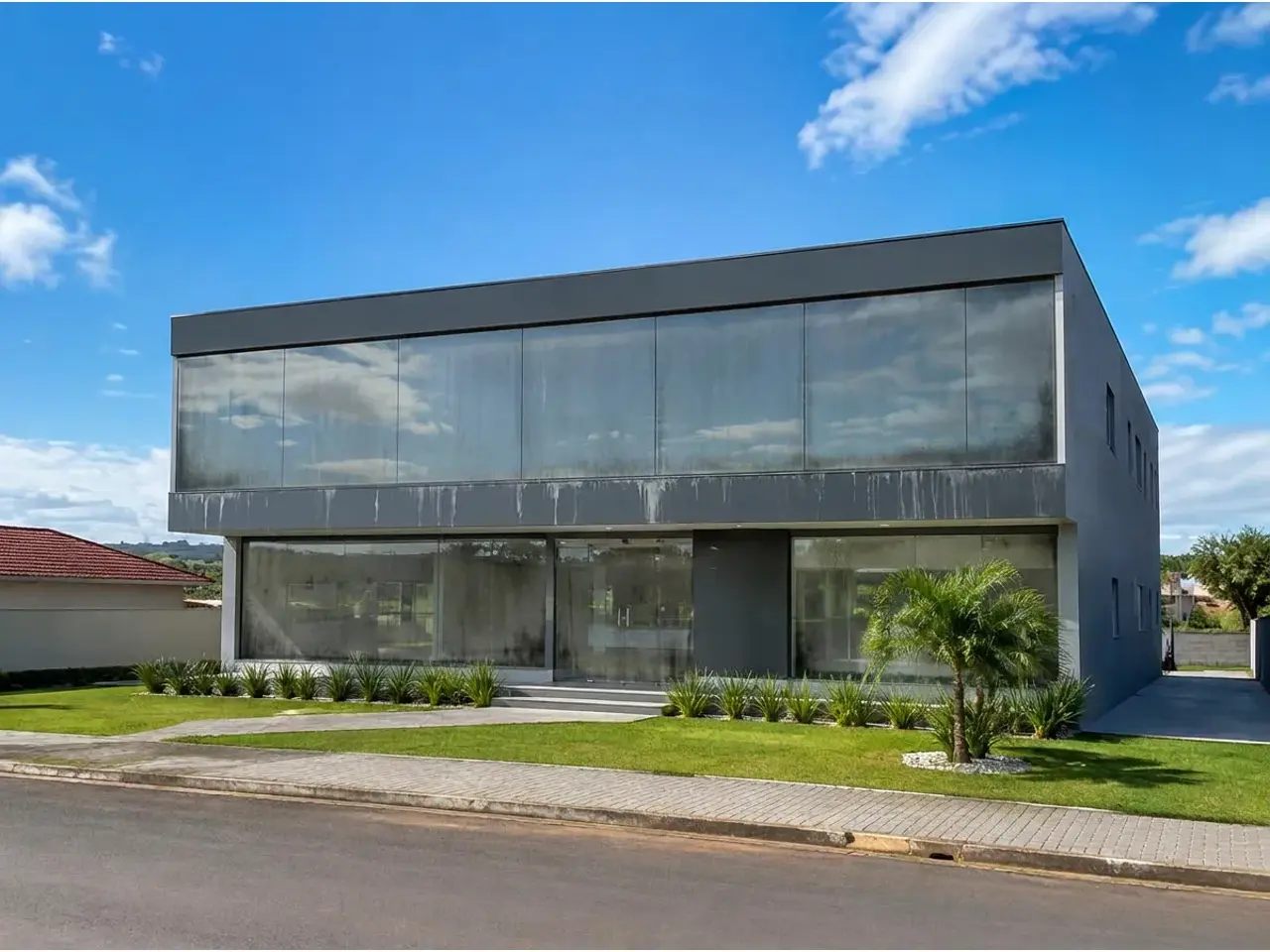 Limpeza de vidros comercial em Tatuí e Sorocaba antes da limpeza: Fachada de vidro de escritório